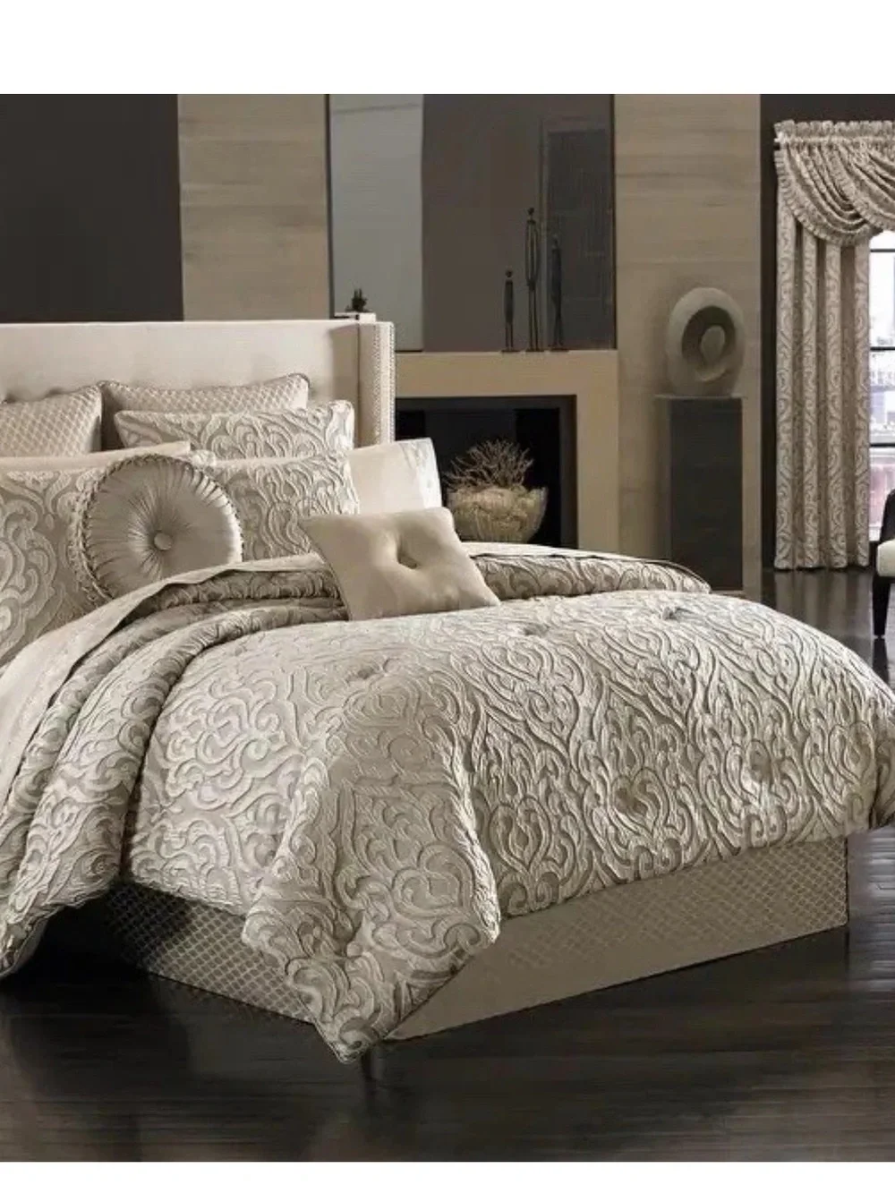 J. Queen New York Astoria Comforter Set - Sz QUEEN  NWT